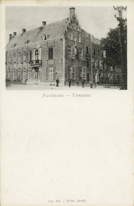 4165 Gezicht op Paushuize (Kromme Nieuwegracht 39) te Utrecht.N.B. Het adres Kromme Nieuwegracht 39 is in 1930 of 1931 ...